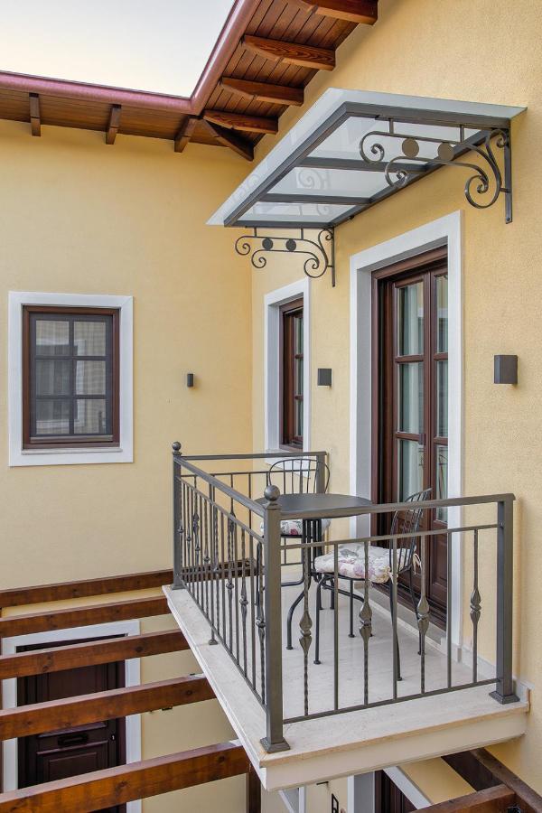 יואנינה Petrou Suites מראה חיצוני תמונה